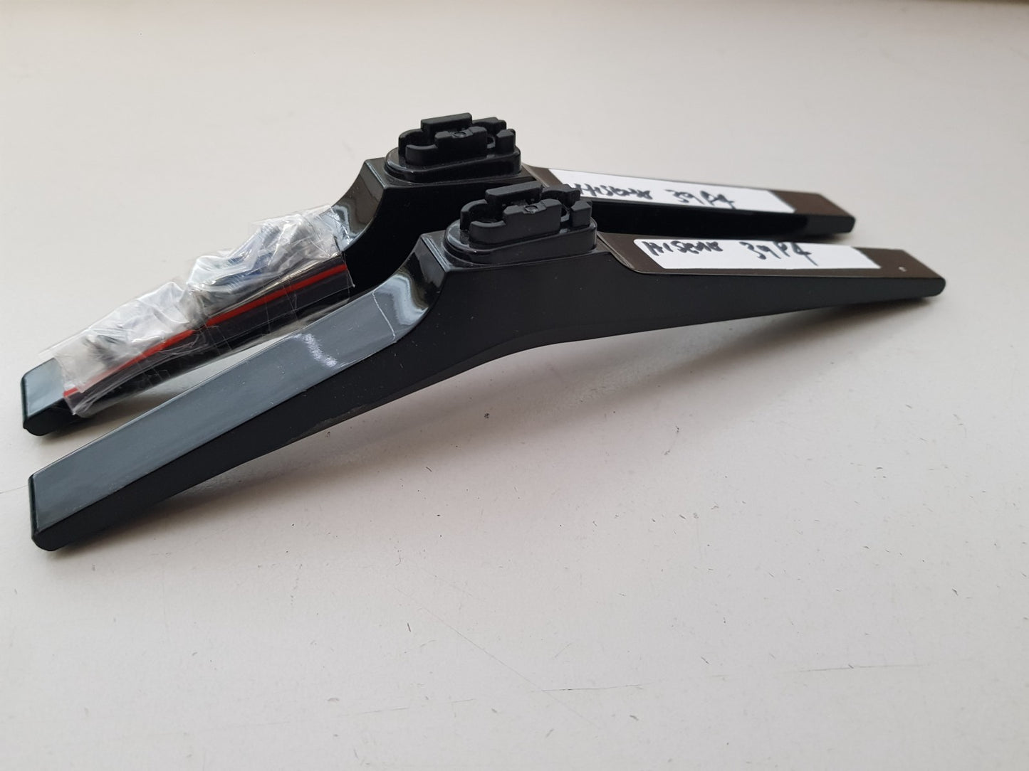 HISENSE 39P4 L&R FEET & SCREWS