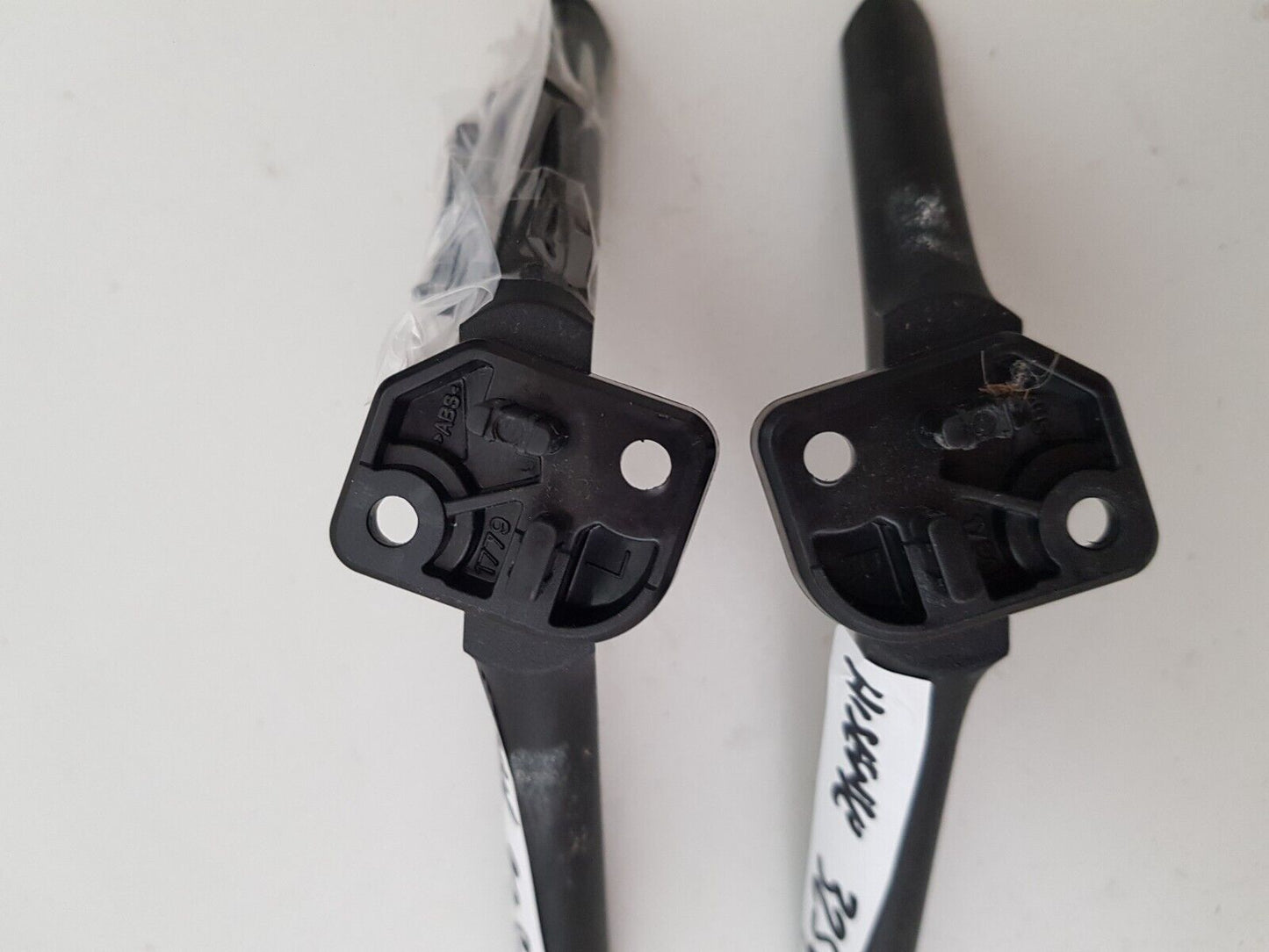 GENUINE HISENSE 32S4 L&R FEET & SCREWS