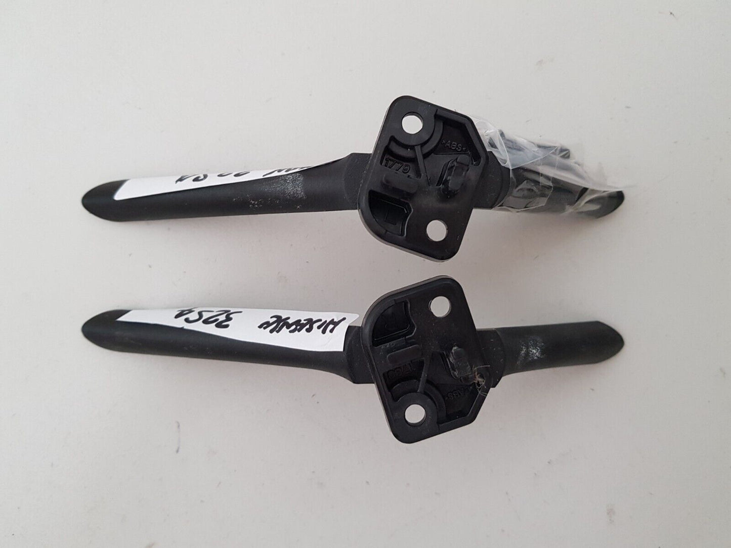 GENUINE HISENSE 32S4 L&R FEET & SCREWS