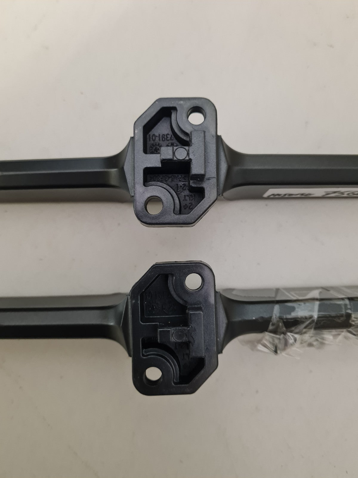 HISENSE 75Q6QAU L&R FEET & SCREWS