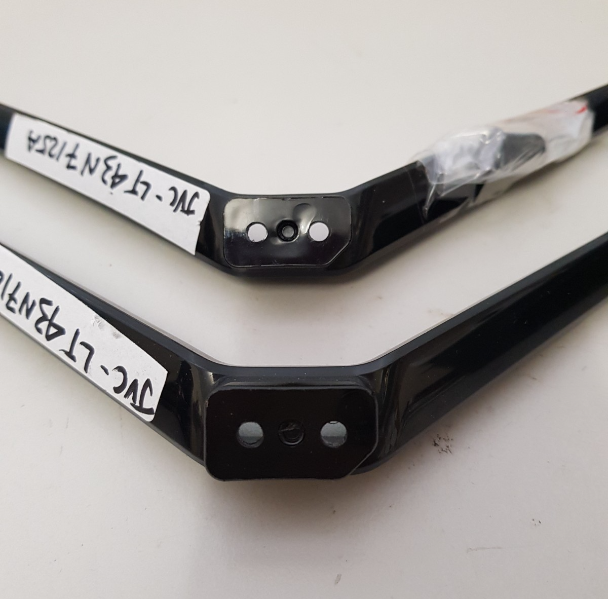 GENUINE JVC LT43N7125A L&R FEET & SCREWS