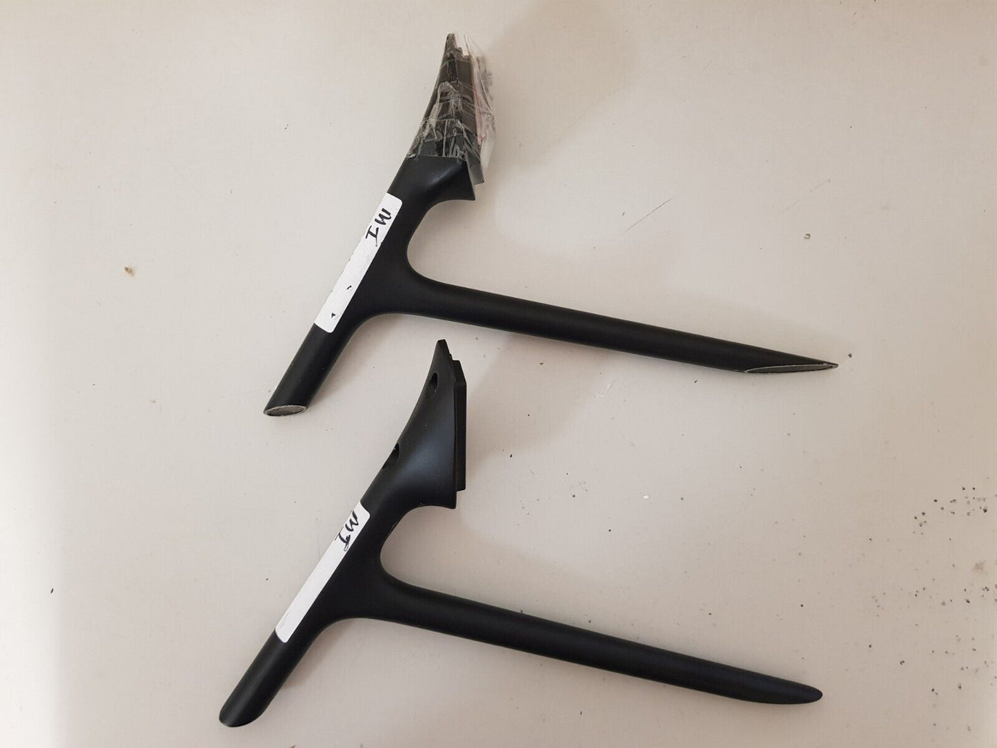 GENUINE MI LE65M5-AR L&R FEET & SCREWS