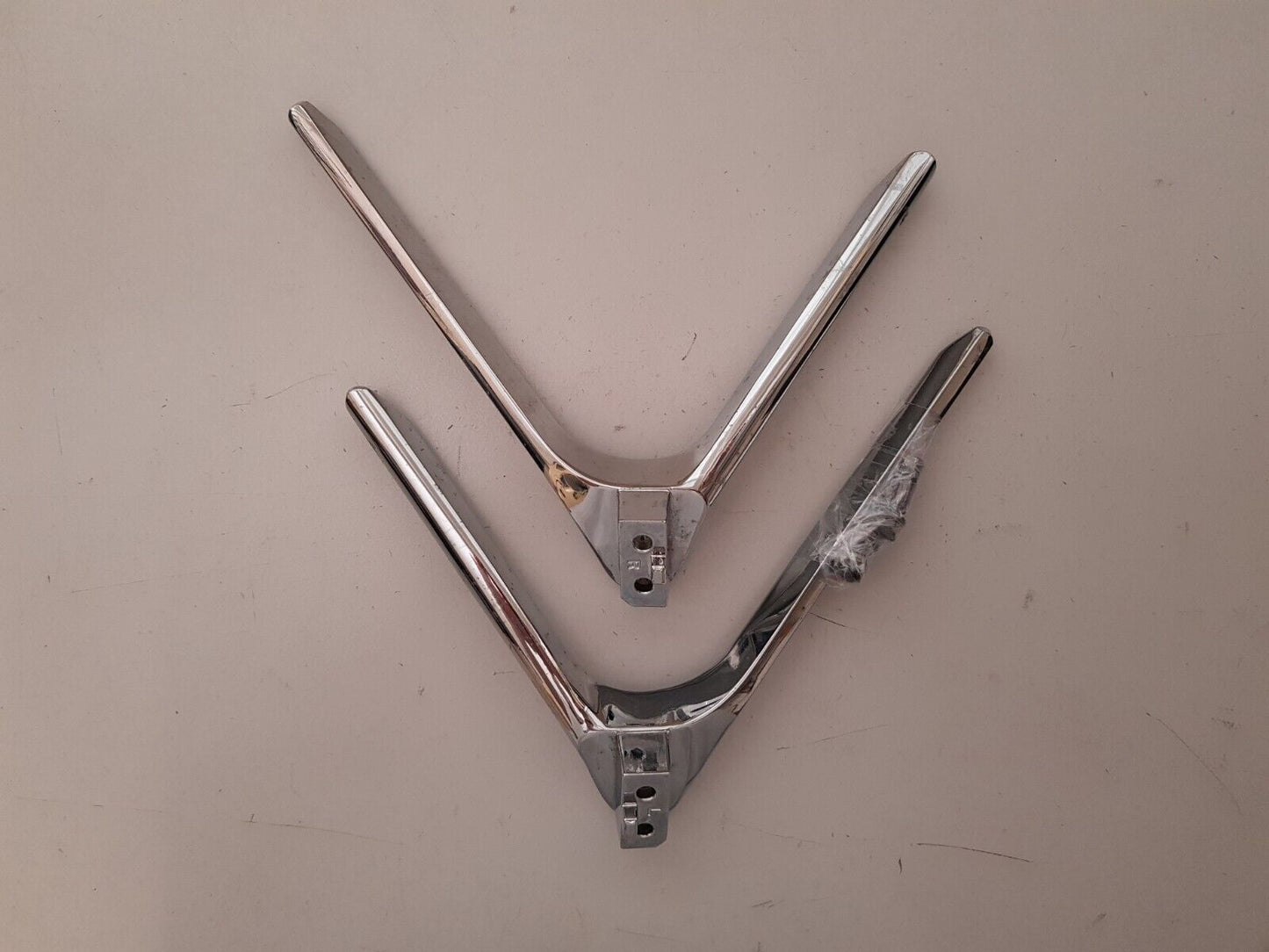 GENUINE HISENSE 50RG L&R FEET & SCREWS
