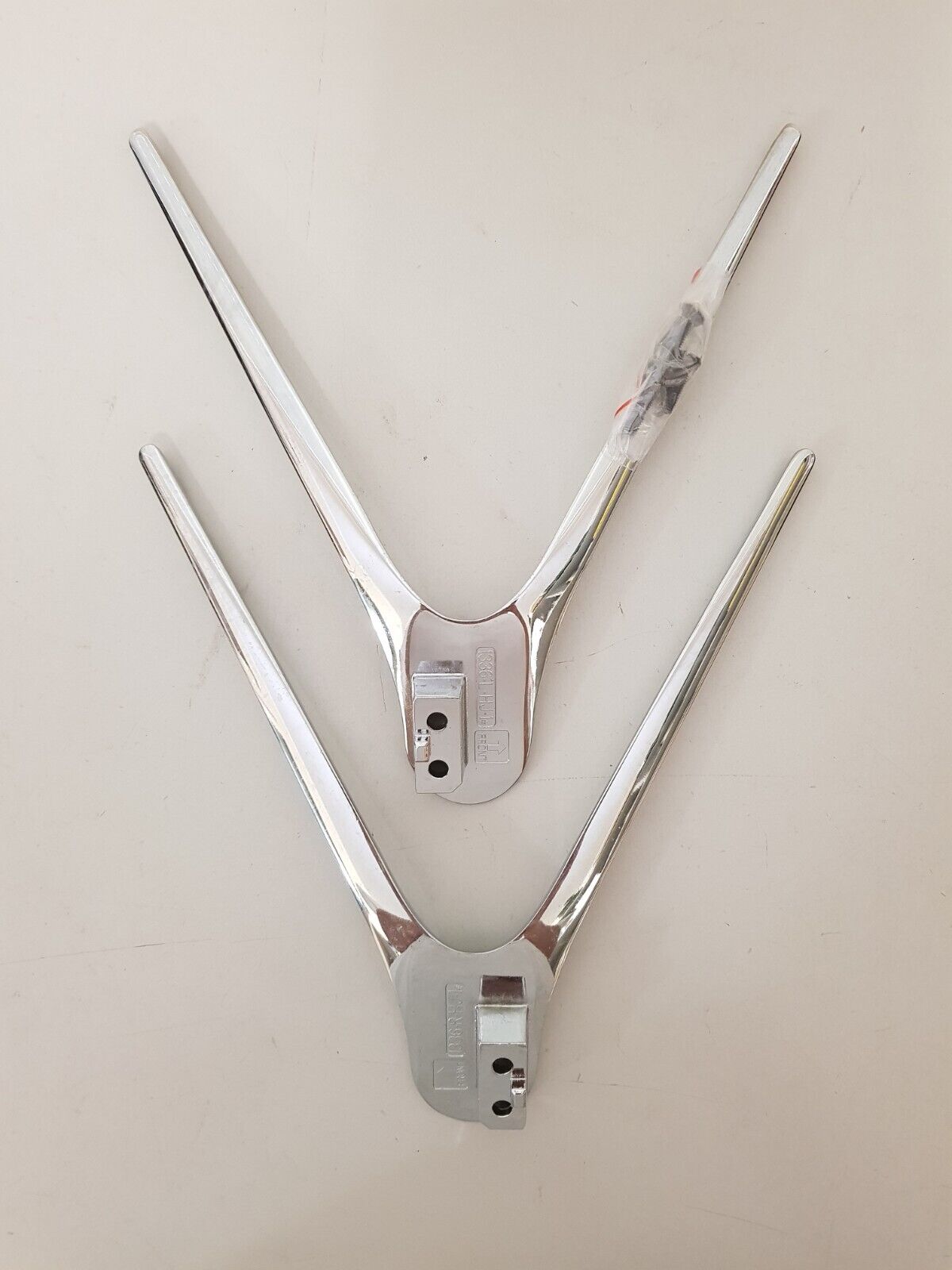 GENUINE HISENSE 55R7 L&R FEET & SCREWS