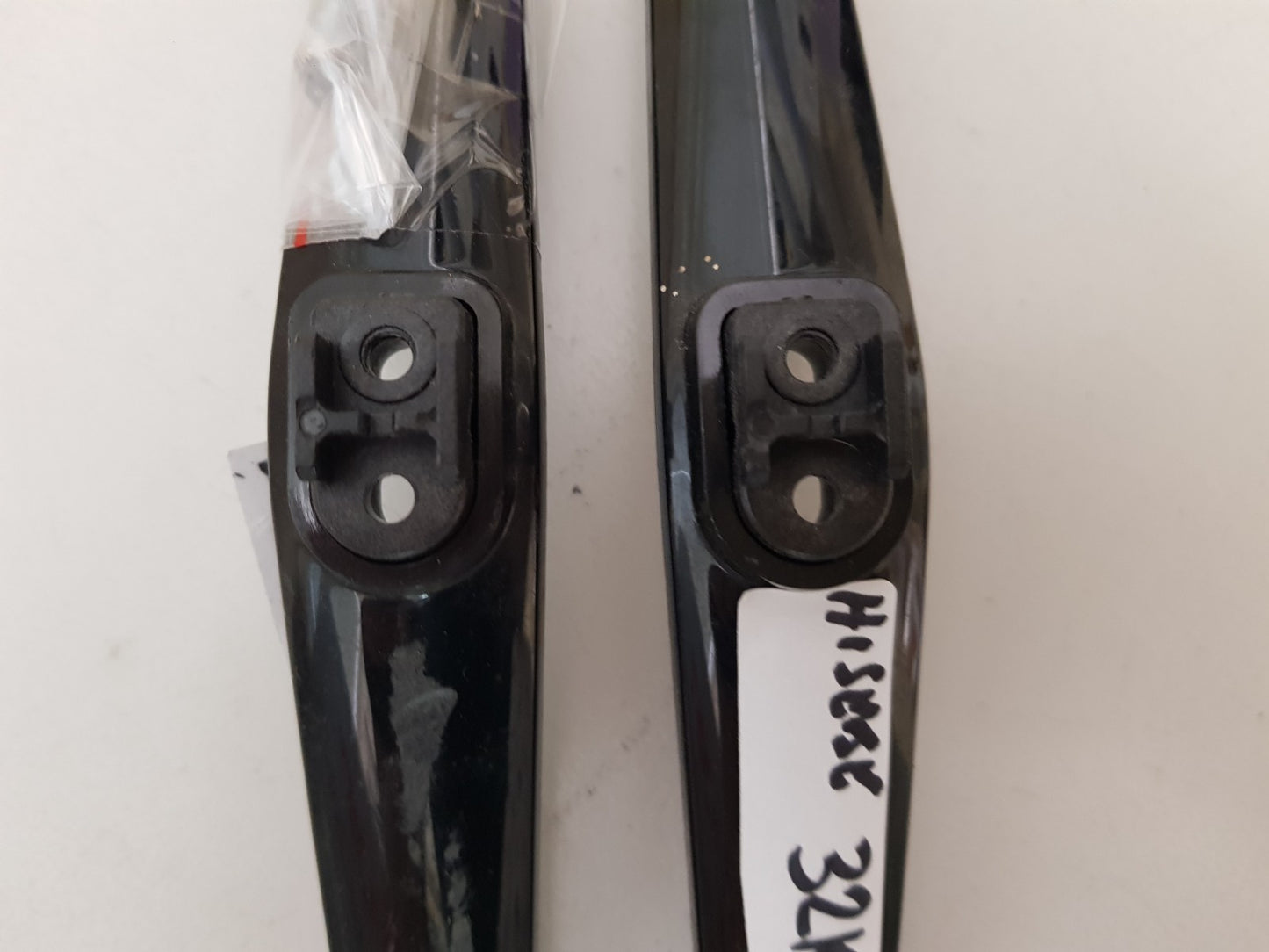 HISENSE 32K220W L&R FEET & SCREWS