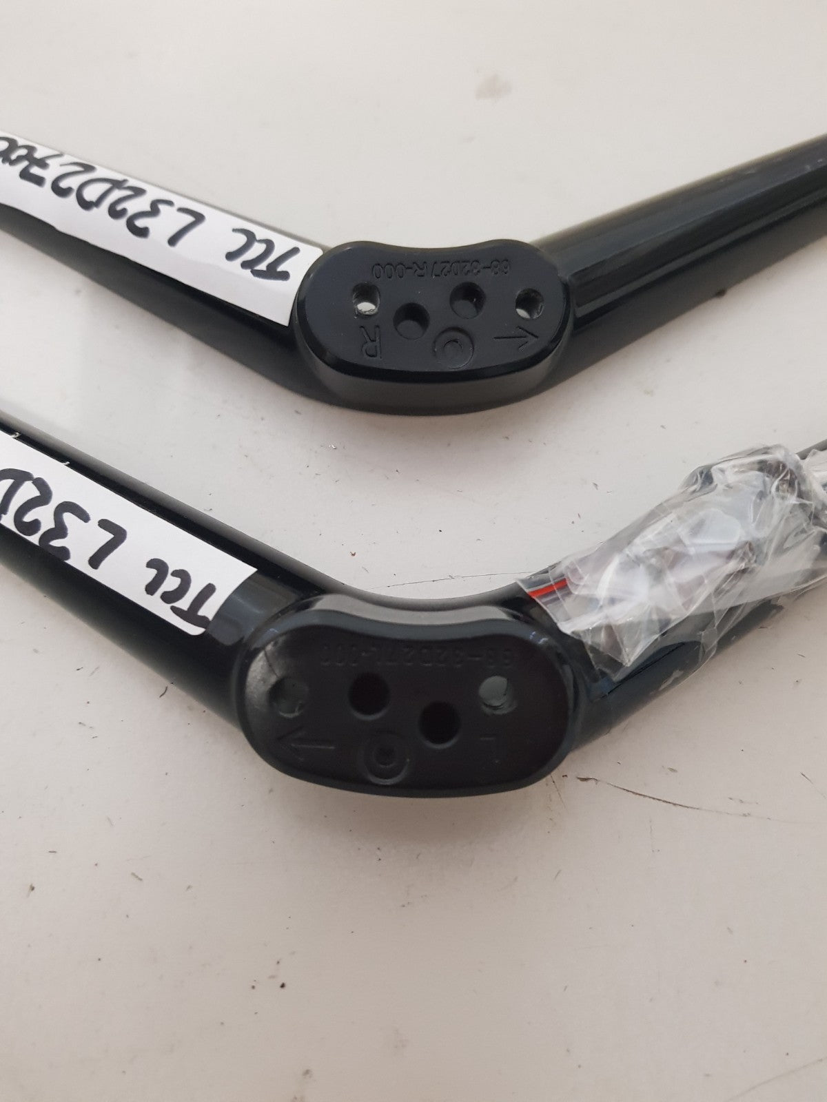 TCL L32D2700 L&R FEET & SCREWS