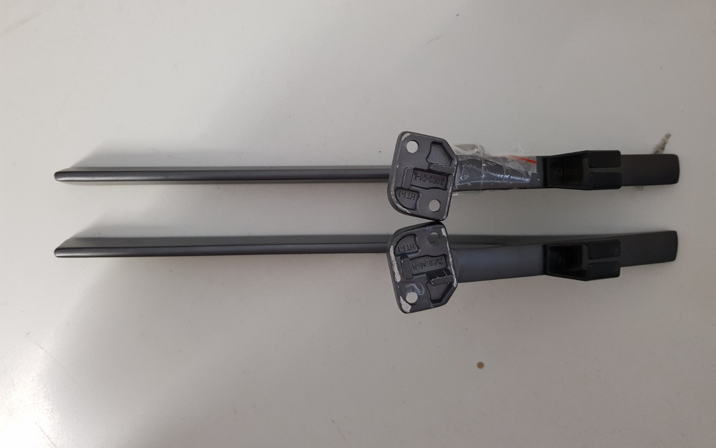 GENUINE HISENSE 75A7G L&R FEET & SCREWS