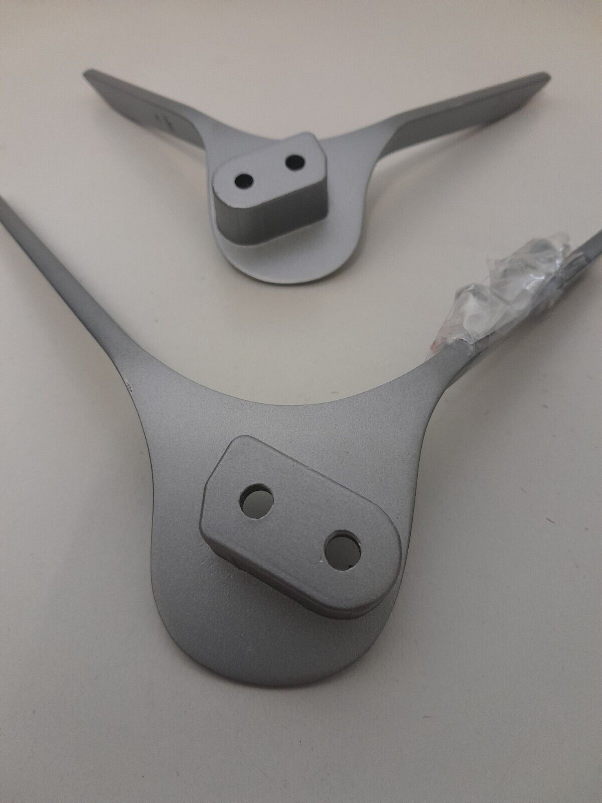 GENUINE HISENSE 43S8 L&R FEET & SCREWS