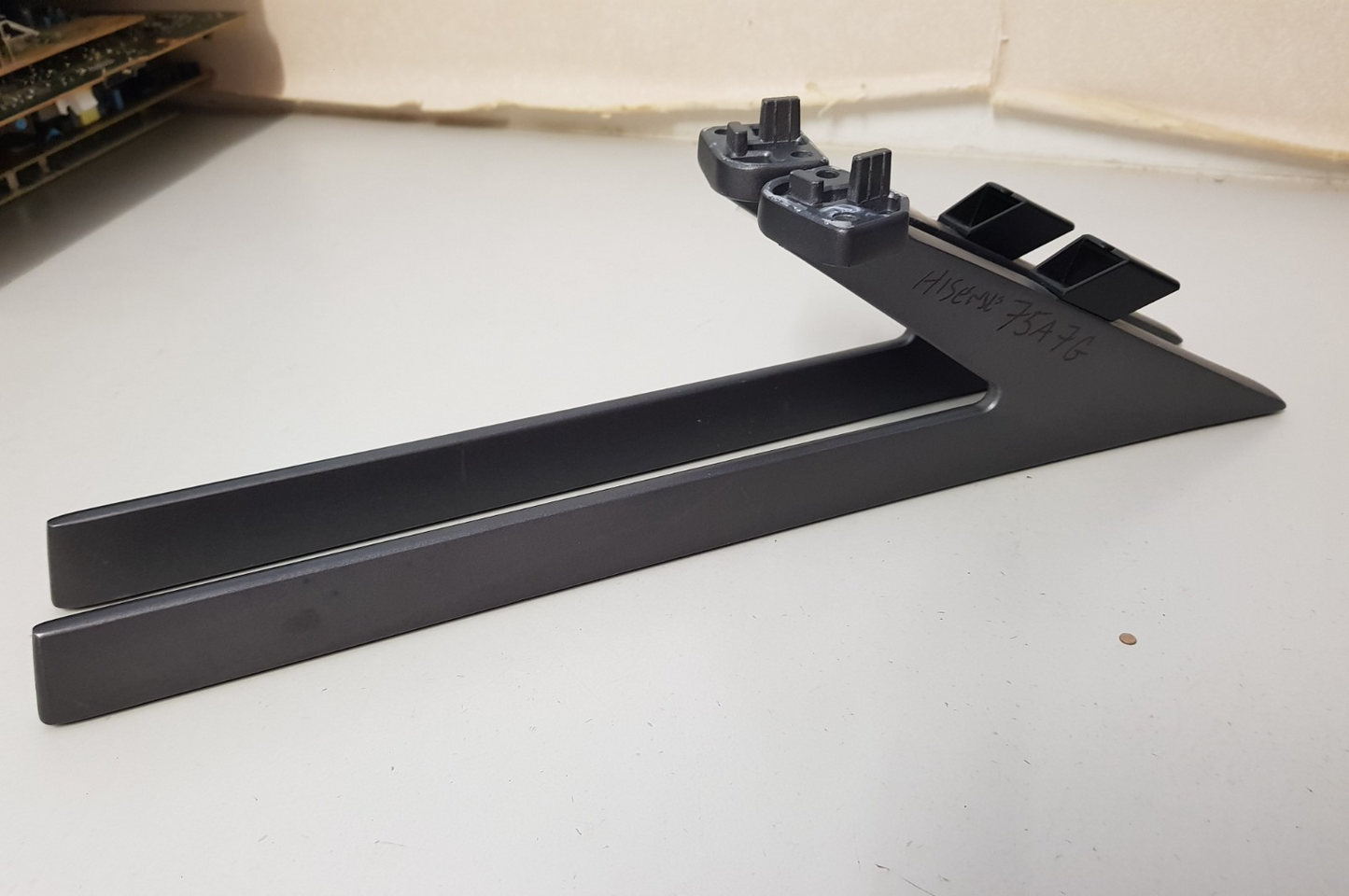 GENUINE HISENSE 75A7G L&R FEET & SCREWS