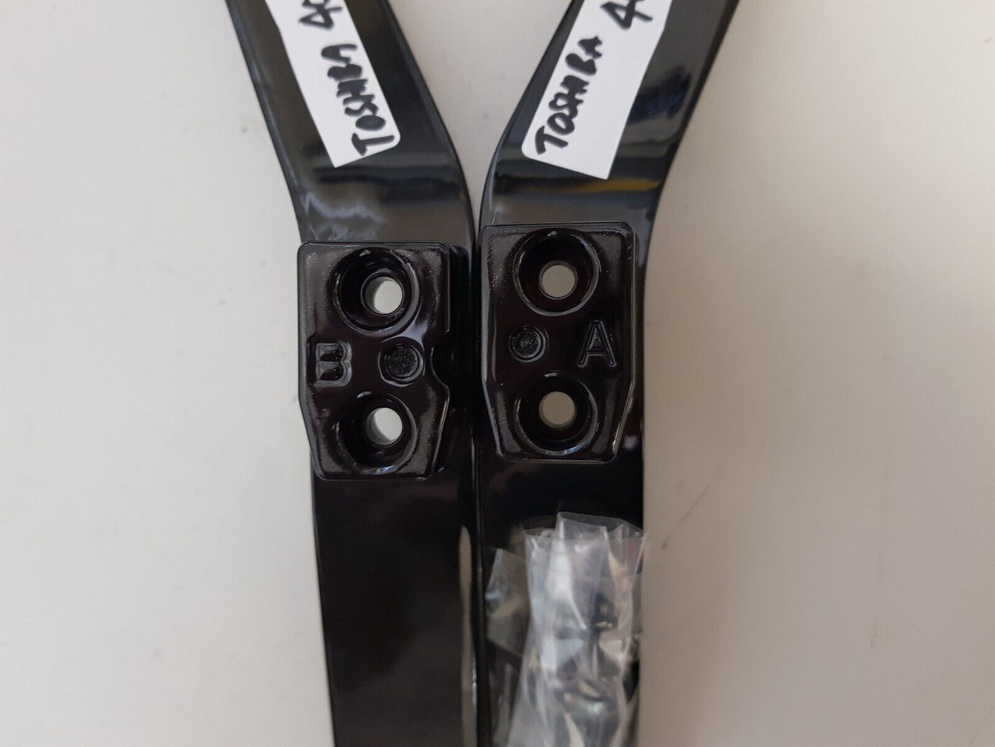 GENUINE TOSHIBA 40L3750A L&R FEET & SCREWS