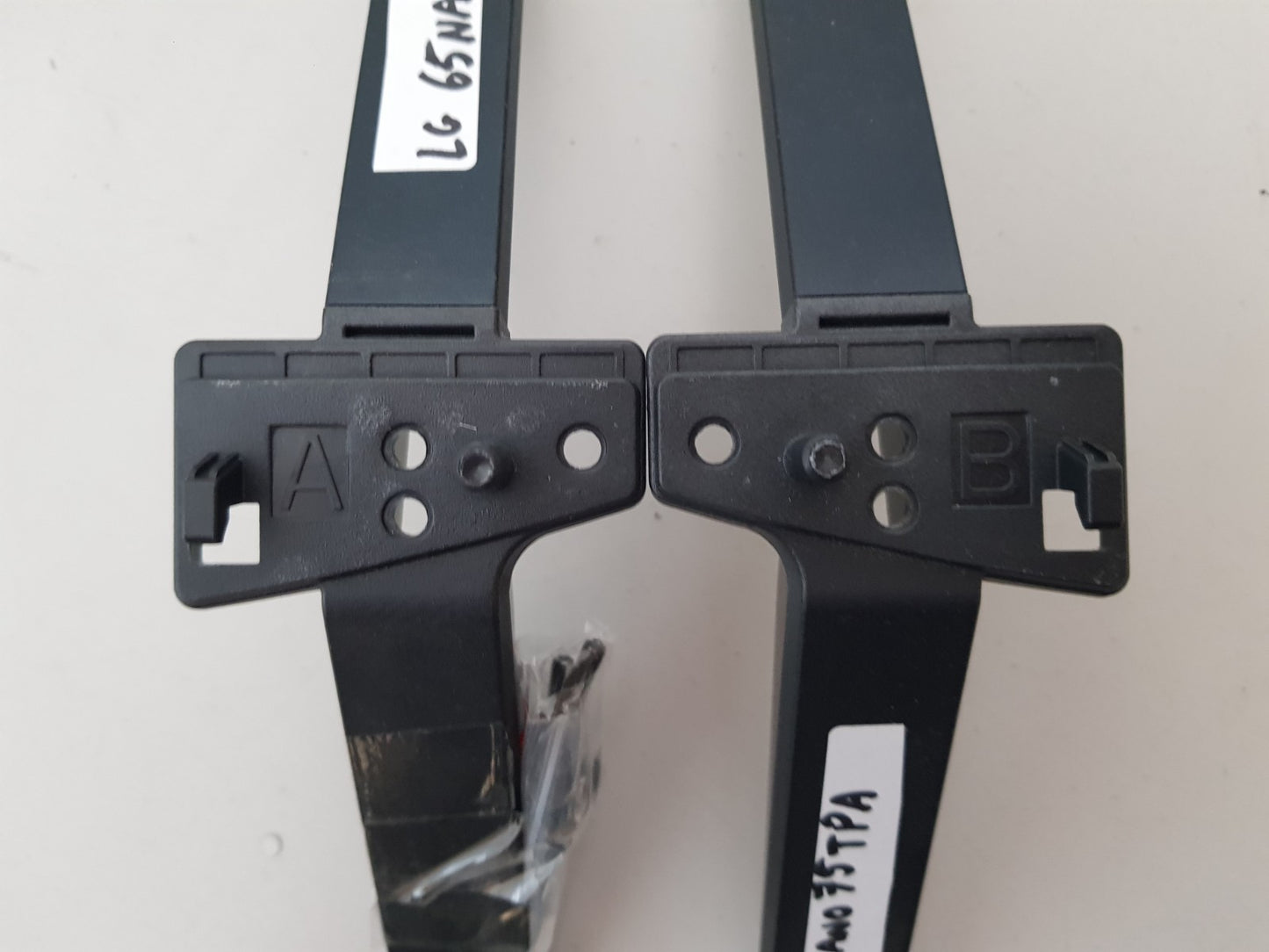 LG 65NANO75TPA L&R FEET & SCREWS