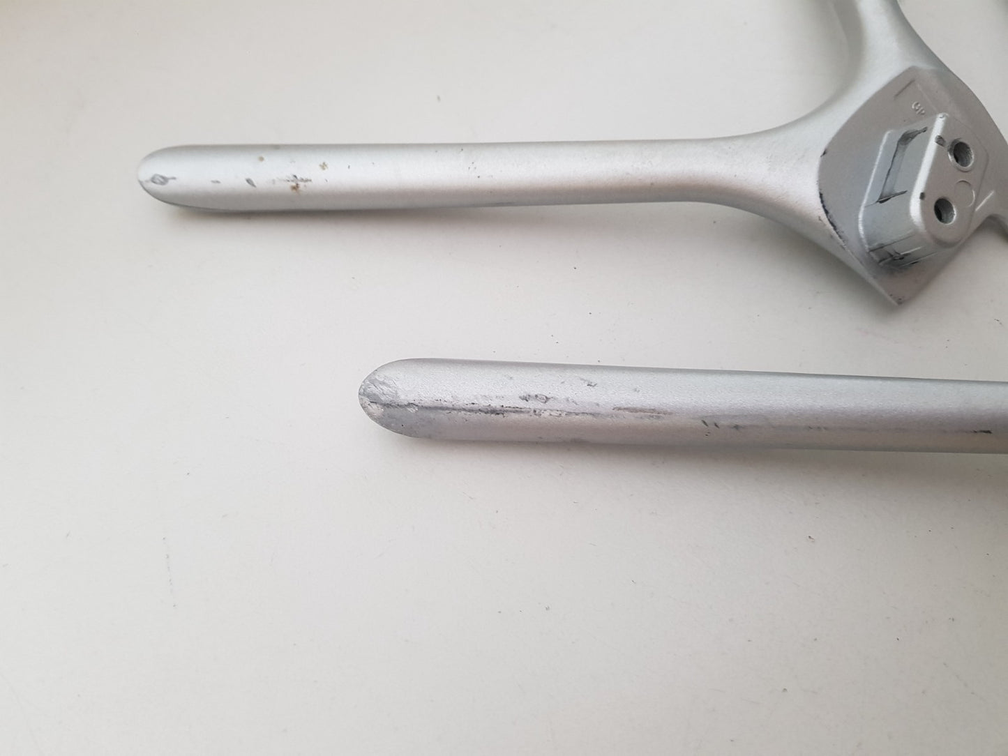 HISENSE 65R6 L&R FEET & SCREWS