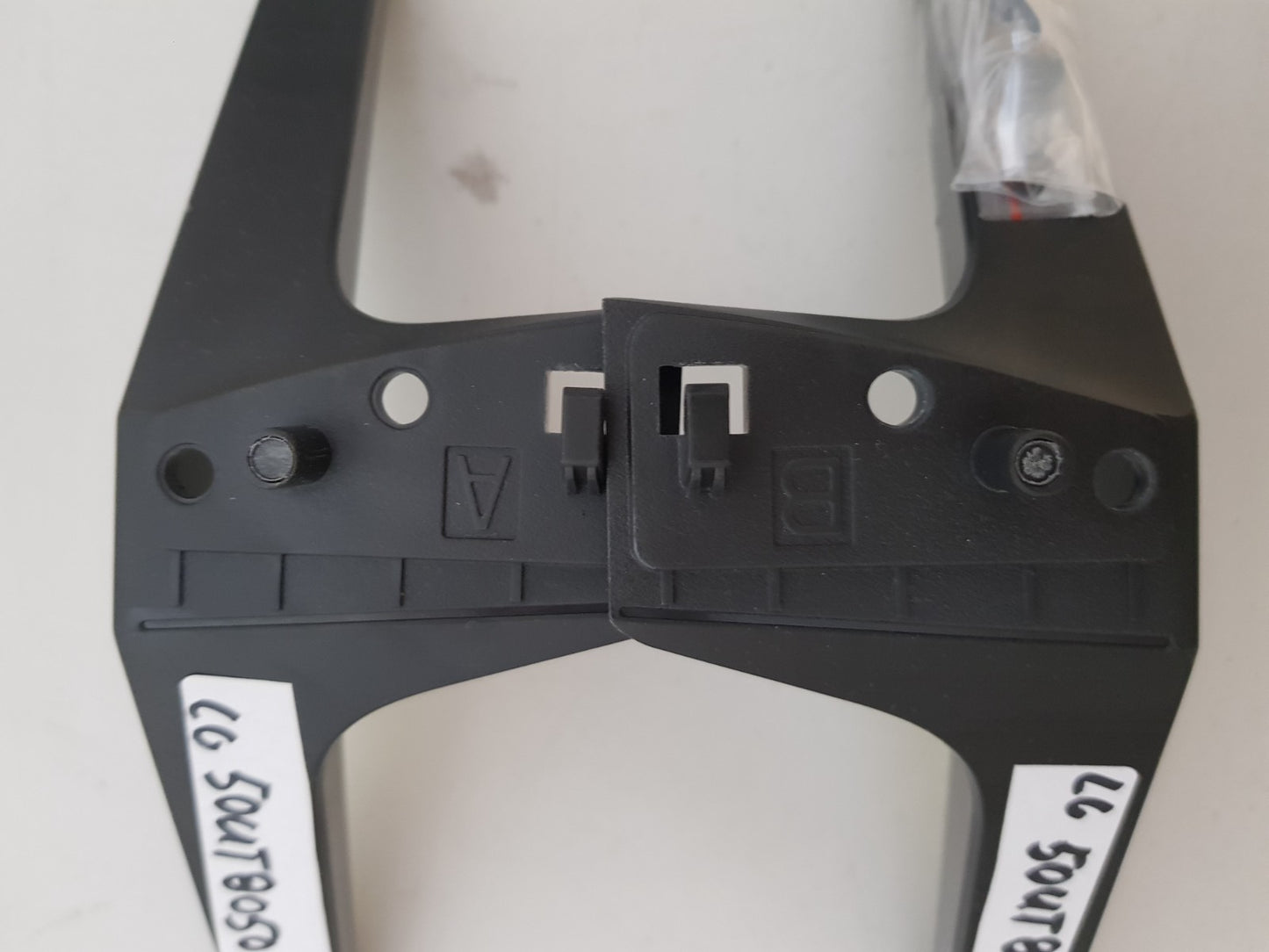 LG 50UT8050PSB L&R FEET & SCREWS