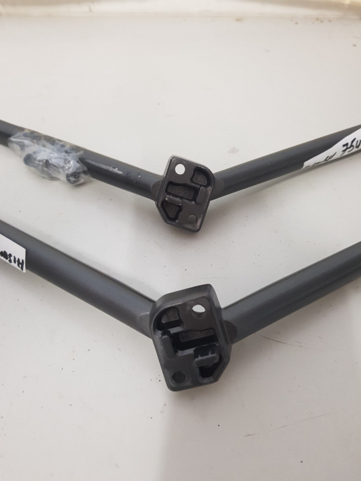 HISENSE 75U7G L&R FEET & SCREWS