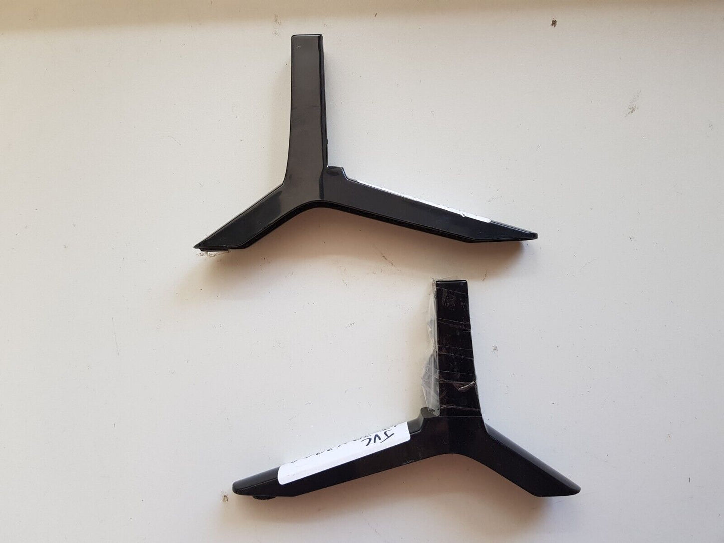 GENUINE JVC LT-39N370A L&R FEET & SCREWS