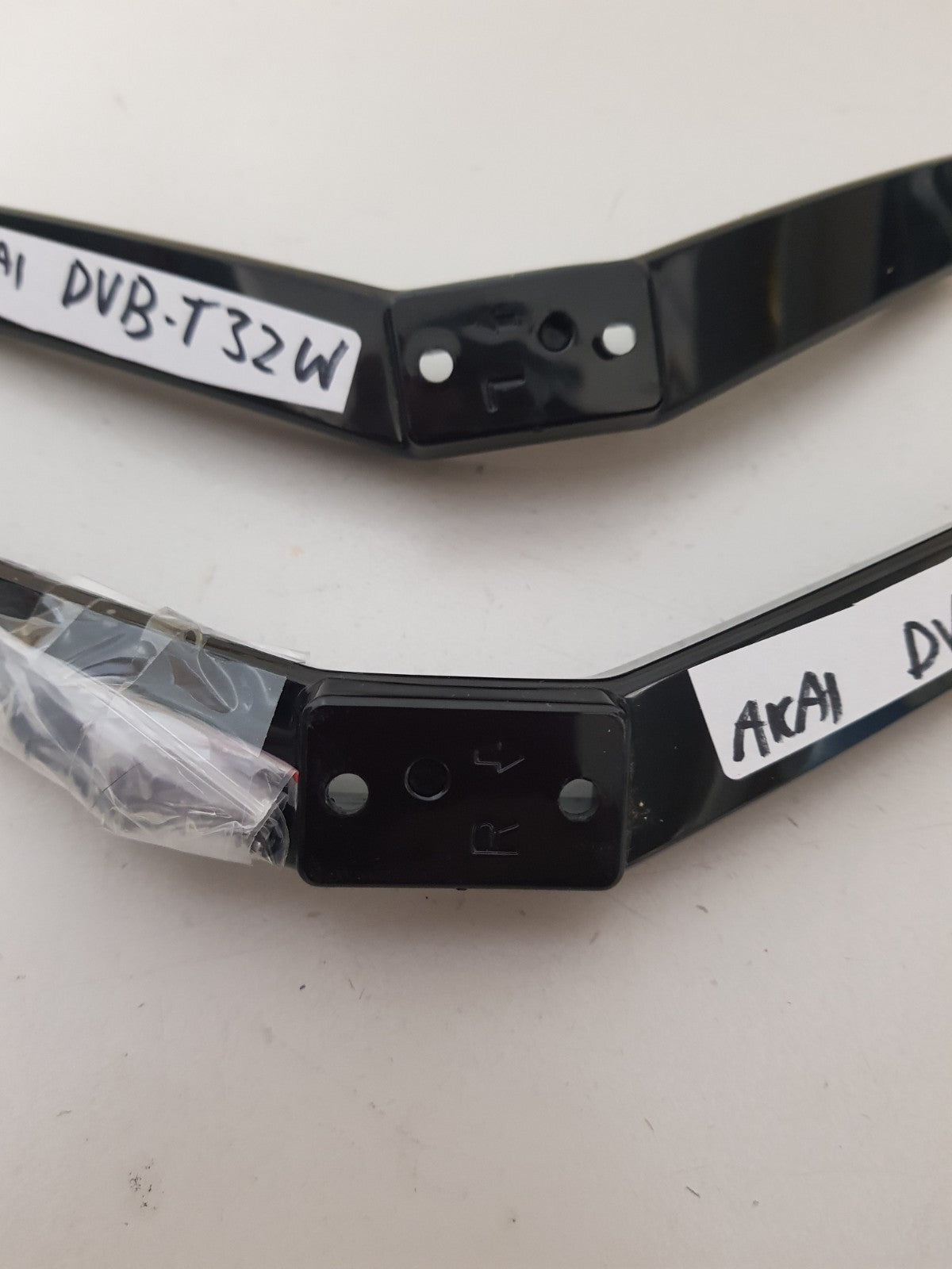 AKAI DVB-T32W L&R FEET & SCREWS
