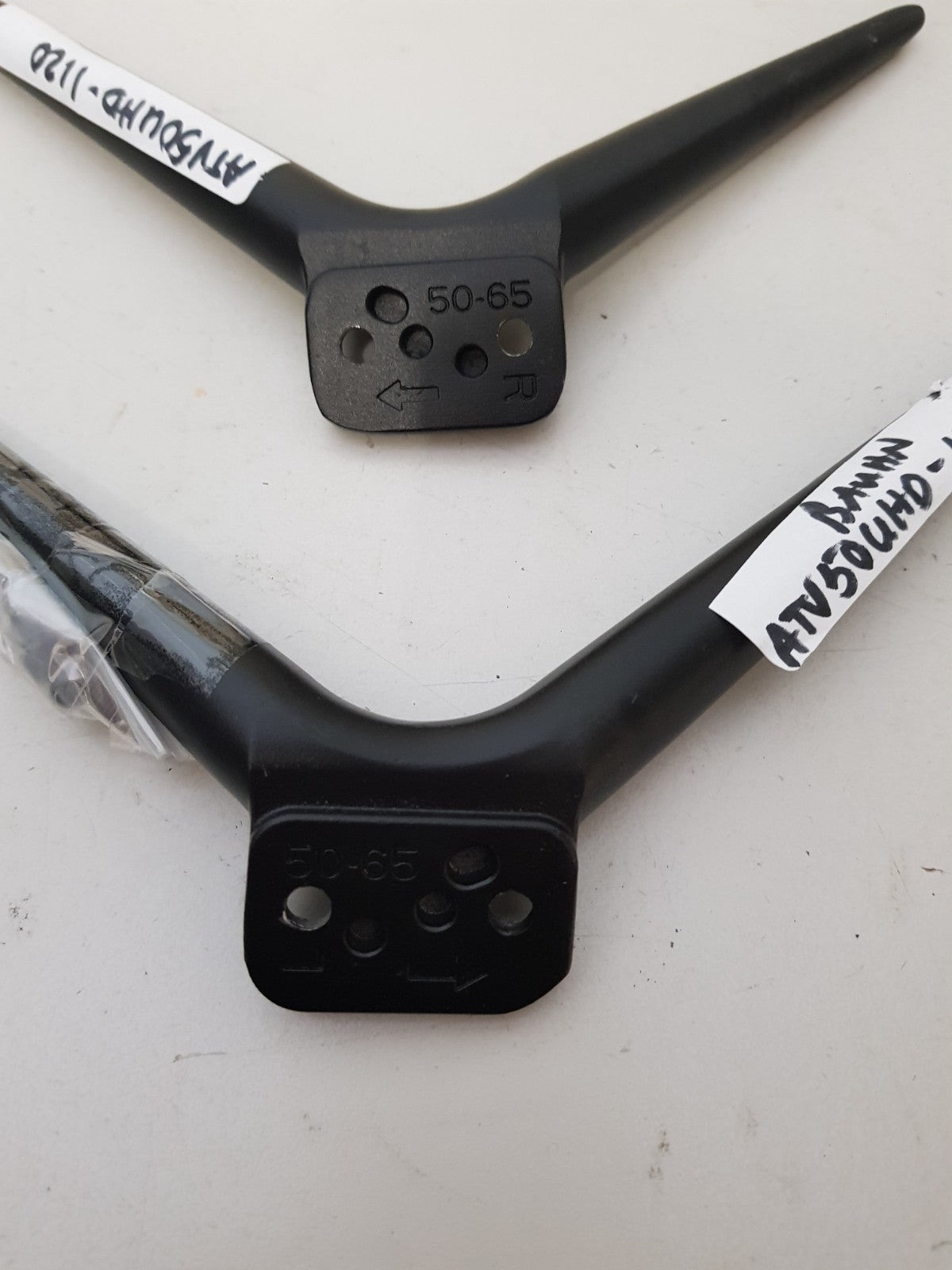 BAUHN ATV50UHD-1120 L&R FEET & SCREWS