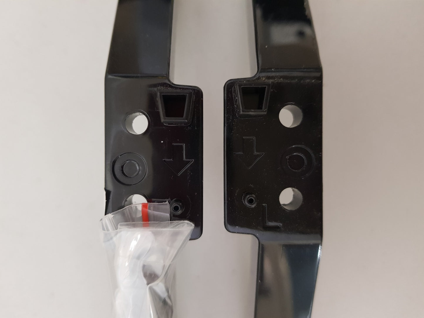 PHILIPS 32PHT6915/79 L&R FEET & SCREWS