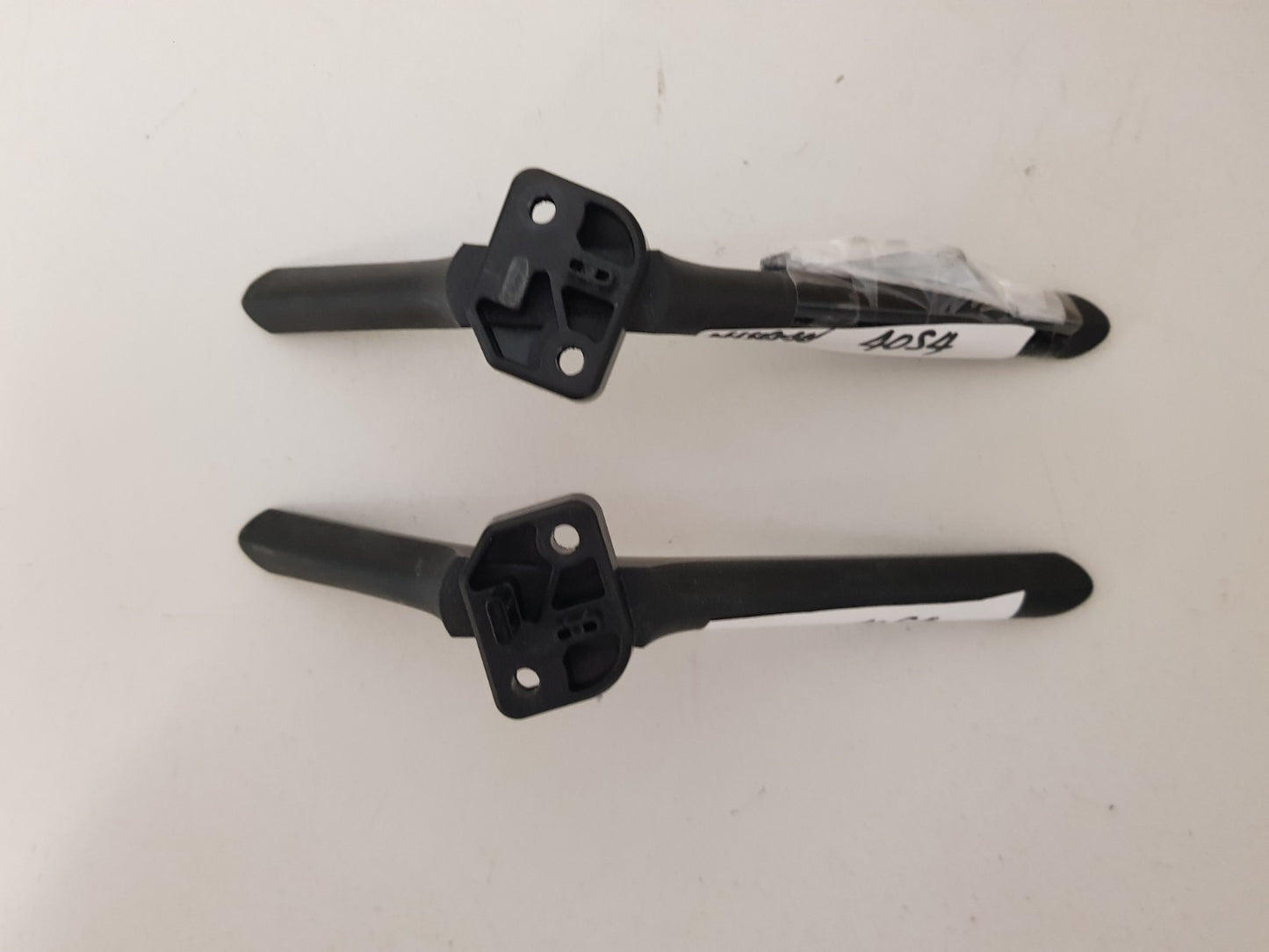 HISENSE 40S4 L&R FEET & SCREWS