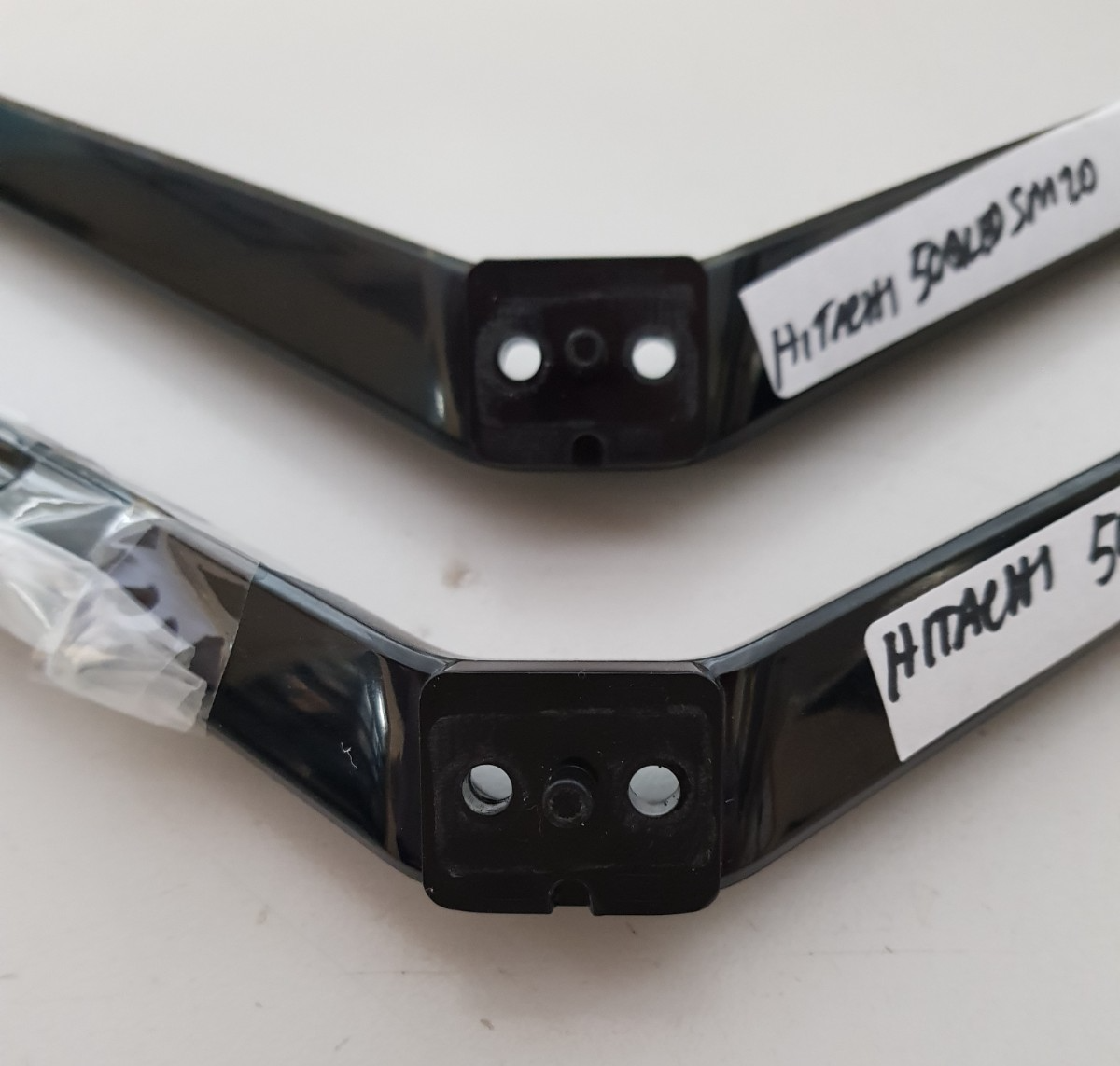 GENUINE HITACHI 50QLEDSM20 L&R FEET & SCREWS
