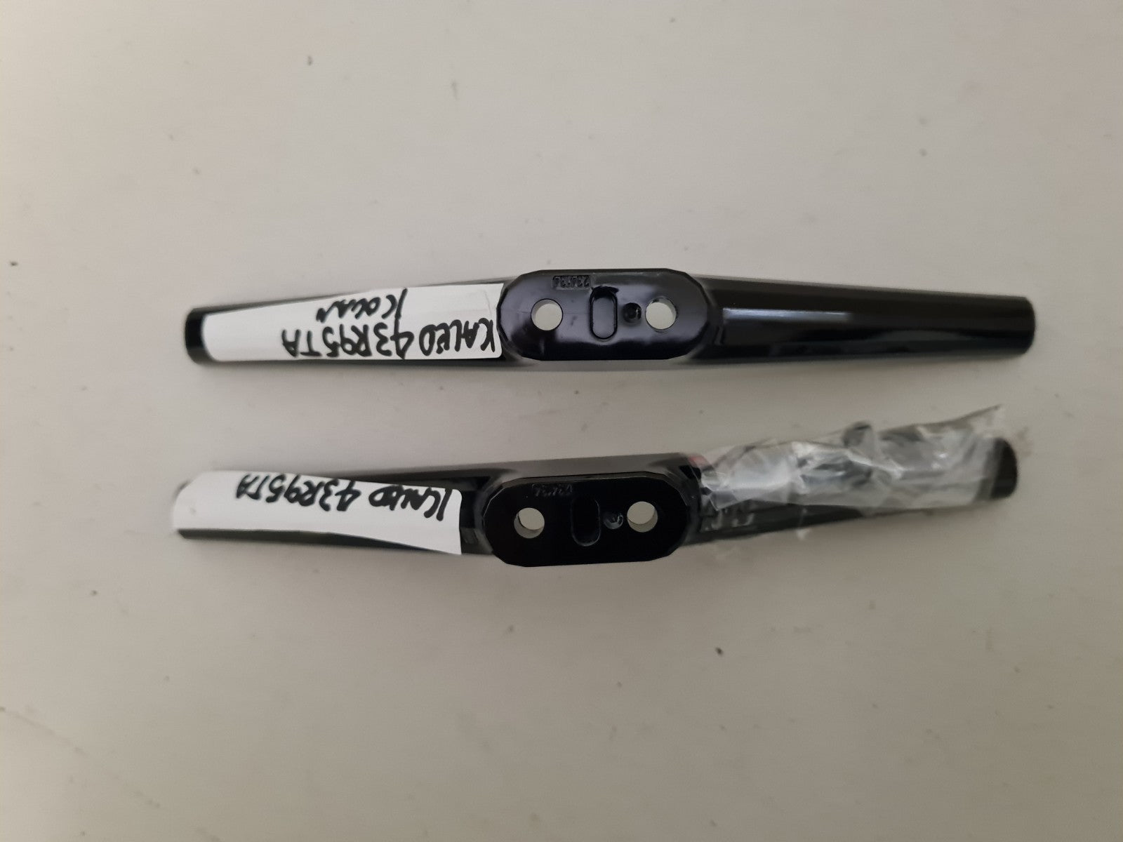 KOGAN KALED43R95TA L&R FEET & SCREWS
