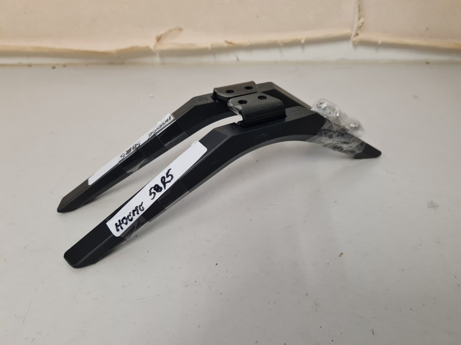 HISENSE 58R5 L&R FEET & SCREWS
