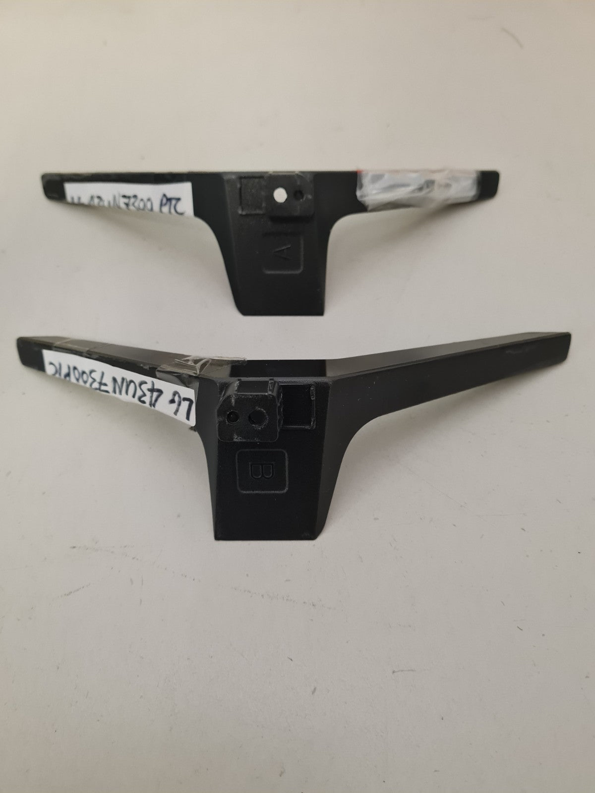 LG 43UN7300PTC L&R FEET & SCREWS