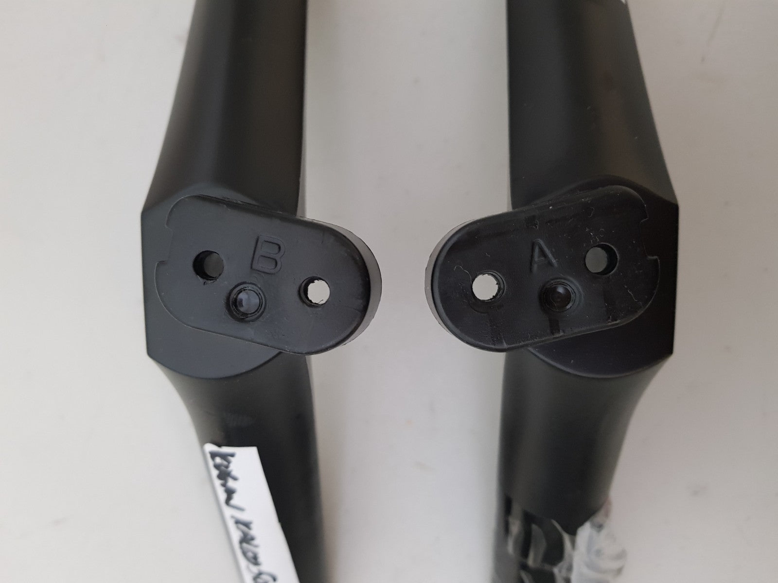 KOGAN KALED50R94KA L&R FEET & SCREWS