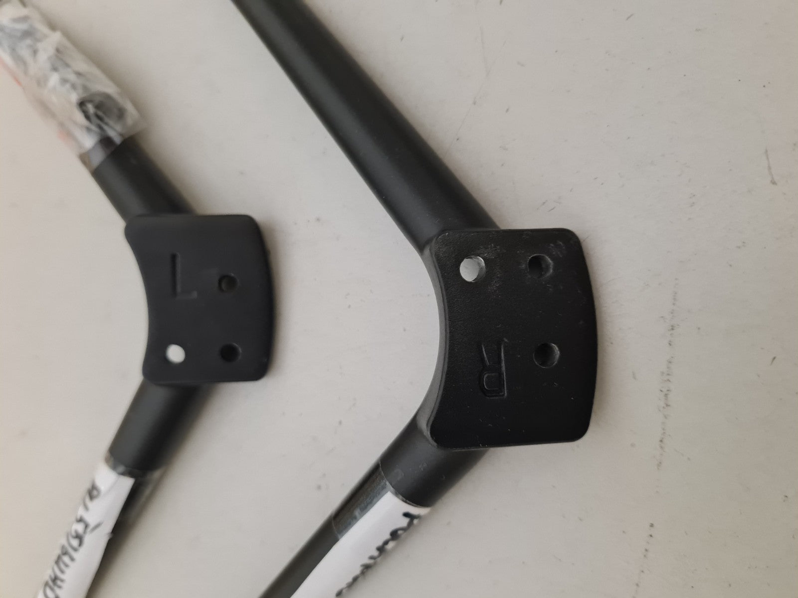 POLAROID PU5516UHD L&R FEET & SCREWS