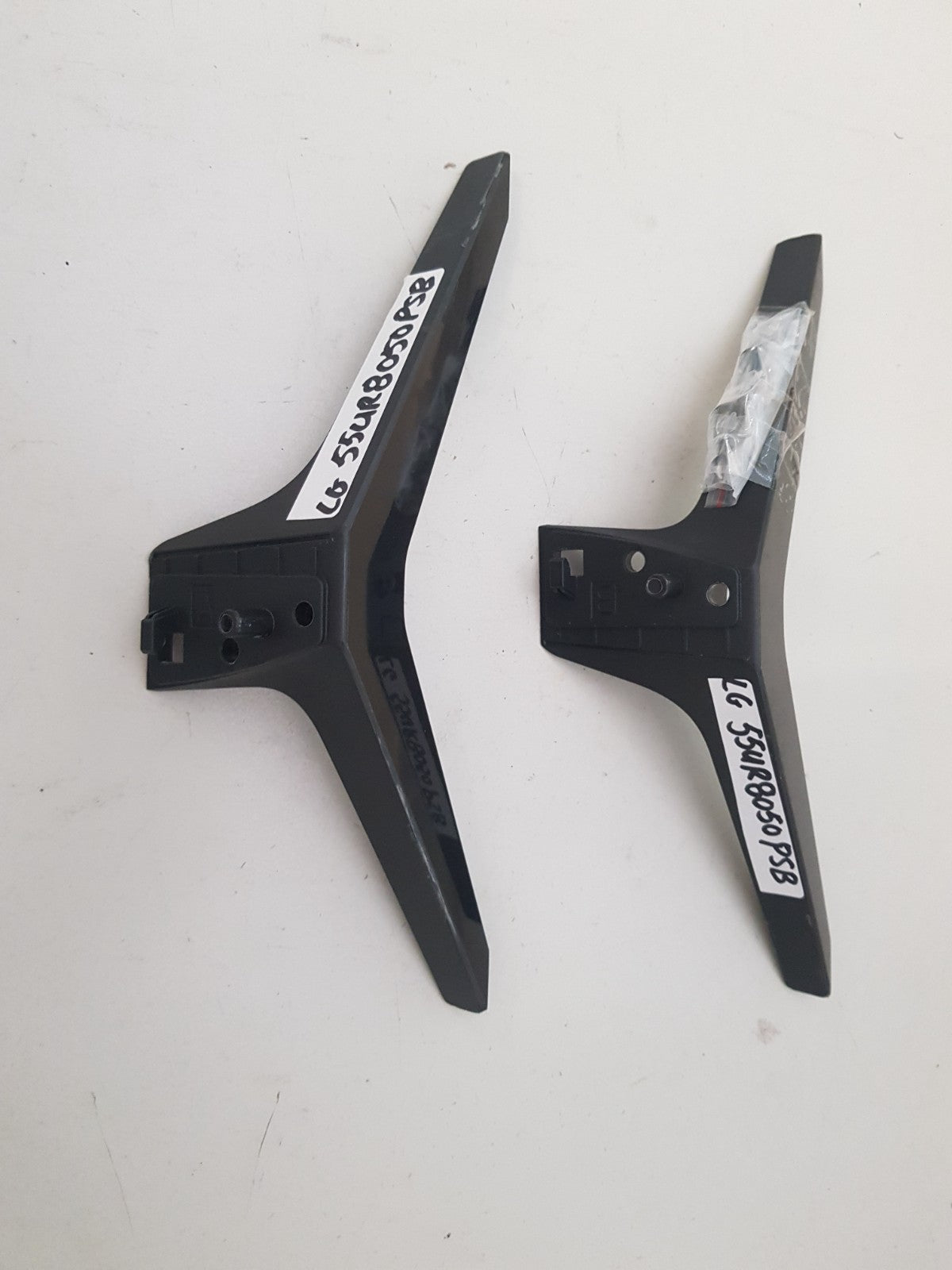 LG 55UR8050PSB L&R FEET & SCREWS