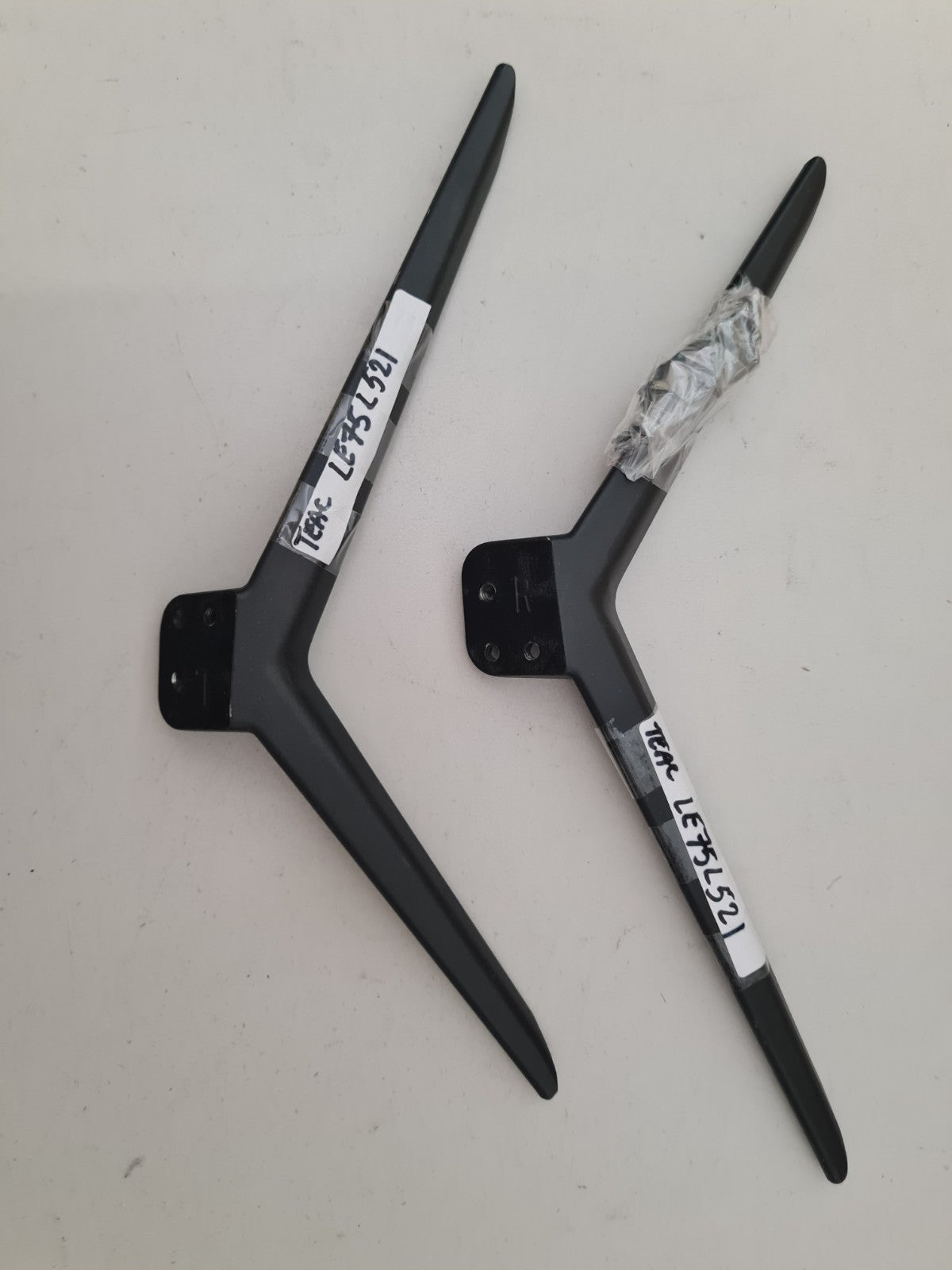 TEAC LE75L521 L&R FEET & SCREWS