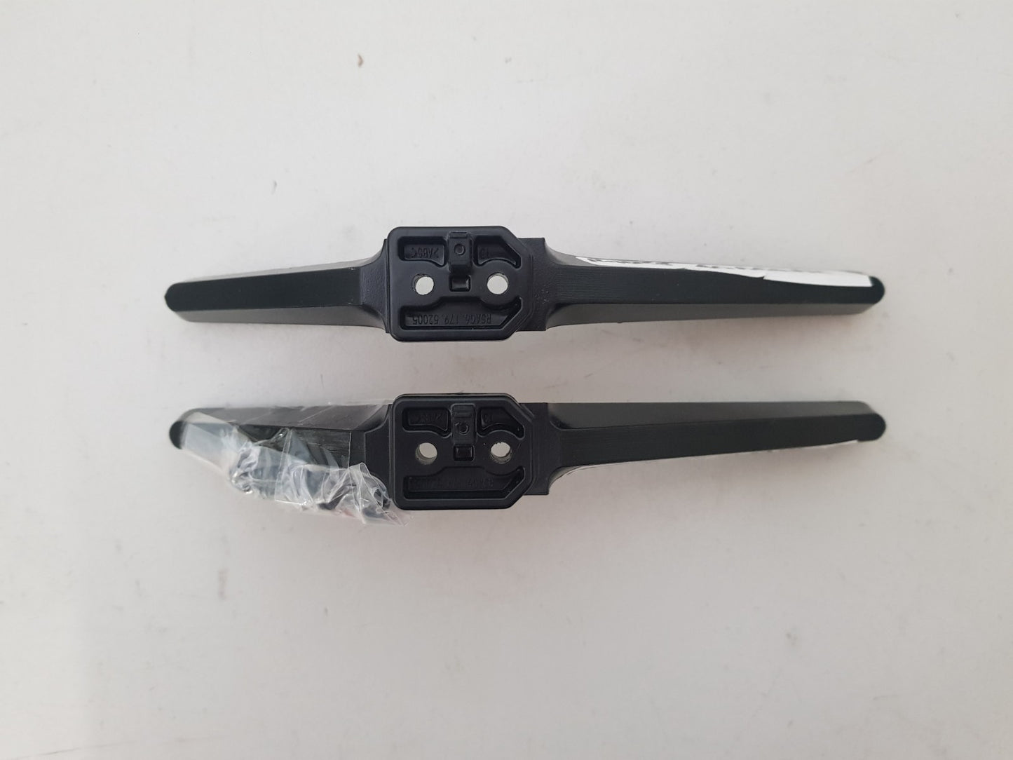 HISENSE 40A4QAU L&R FEET & SCREWS