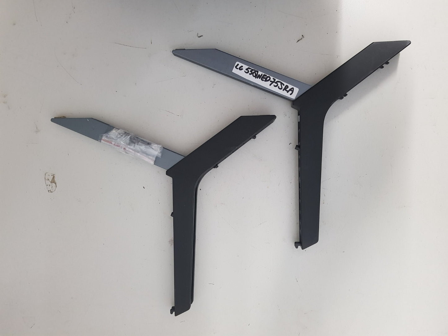 LG 55QNED75SRA L&R FEET & SCREWS