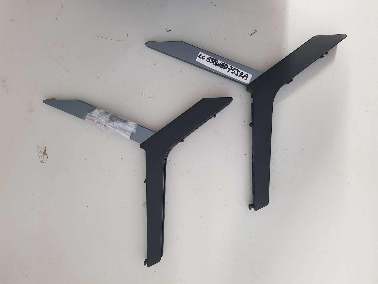 LG 55QNED75SRA L&R FEET & SCREWS