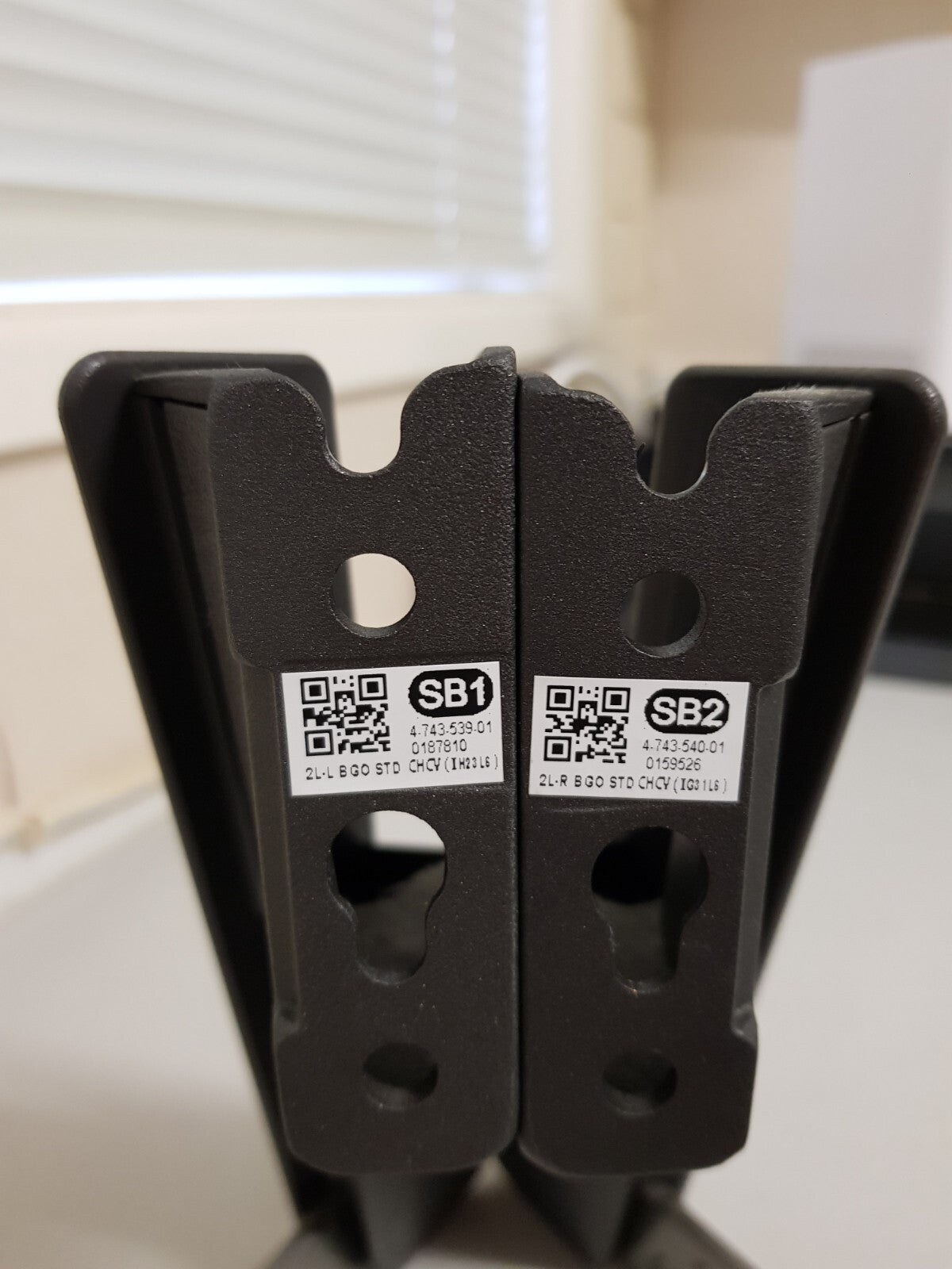 GENUINE SONY 65X9500G L&R FEET & SCREWS