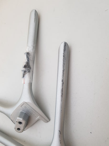 HISENSE 65R6 L&R FEET & SCREWS