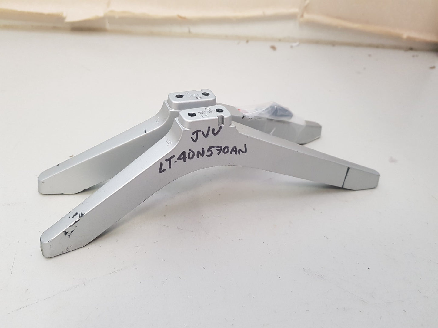 JVC LT-40N570AN L&R FEET & SCREWS