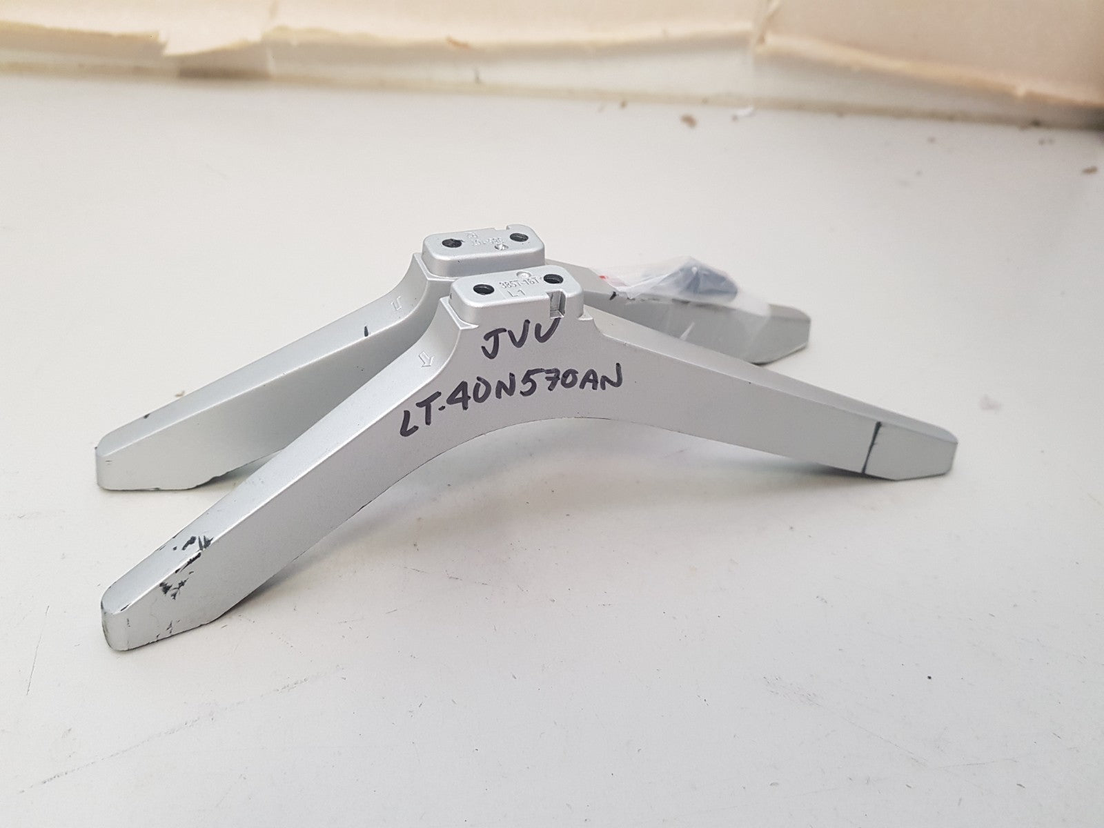 JVC LT-40N570AN L&R FEET & SCREWS