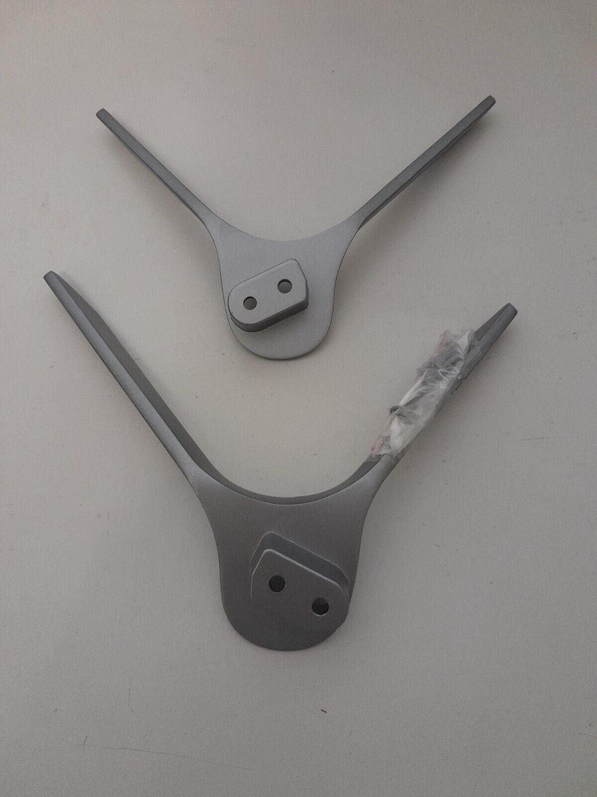 GENUINE HISENSE 43S8 L&R FEET & SCREWS