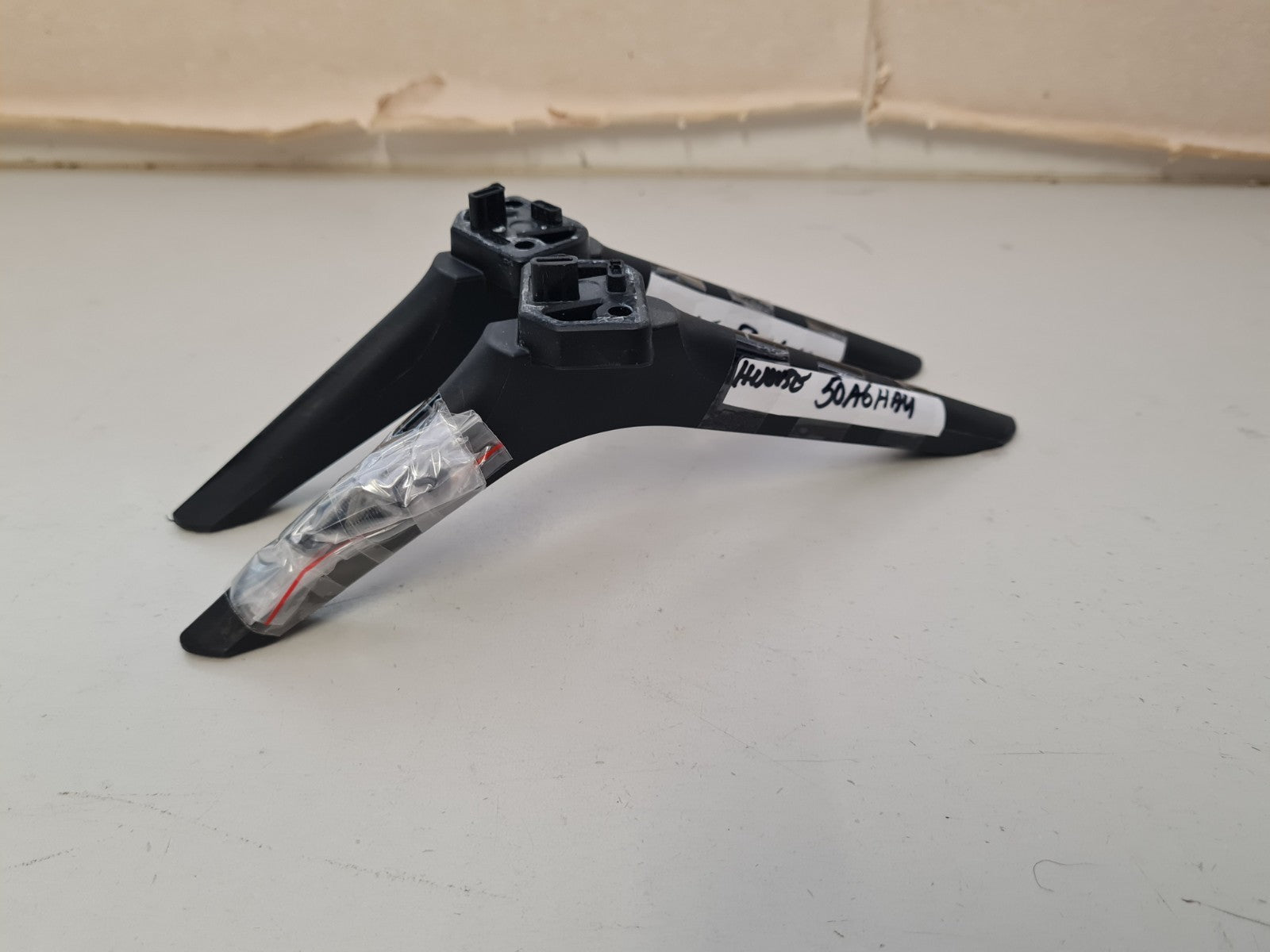 HISENSE 50A6HAU L&R FEET & SCREWS