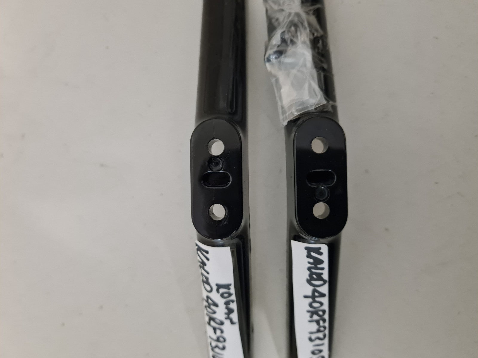 KOGAN KALED40RF9310STA L&R FEET & SCREWS