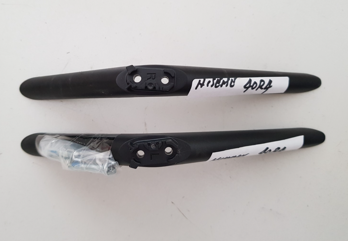 GENUINE HISENSE 40R4 L&R FEET & SCREWS