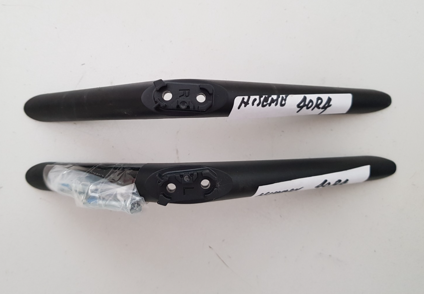 GENUINE HISENSE 40R4 L&R FEET & SCREWS