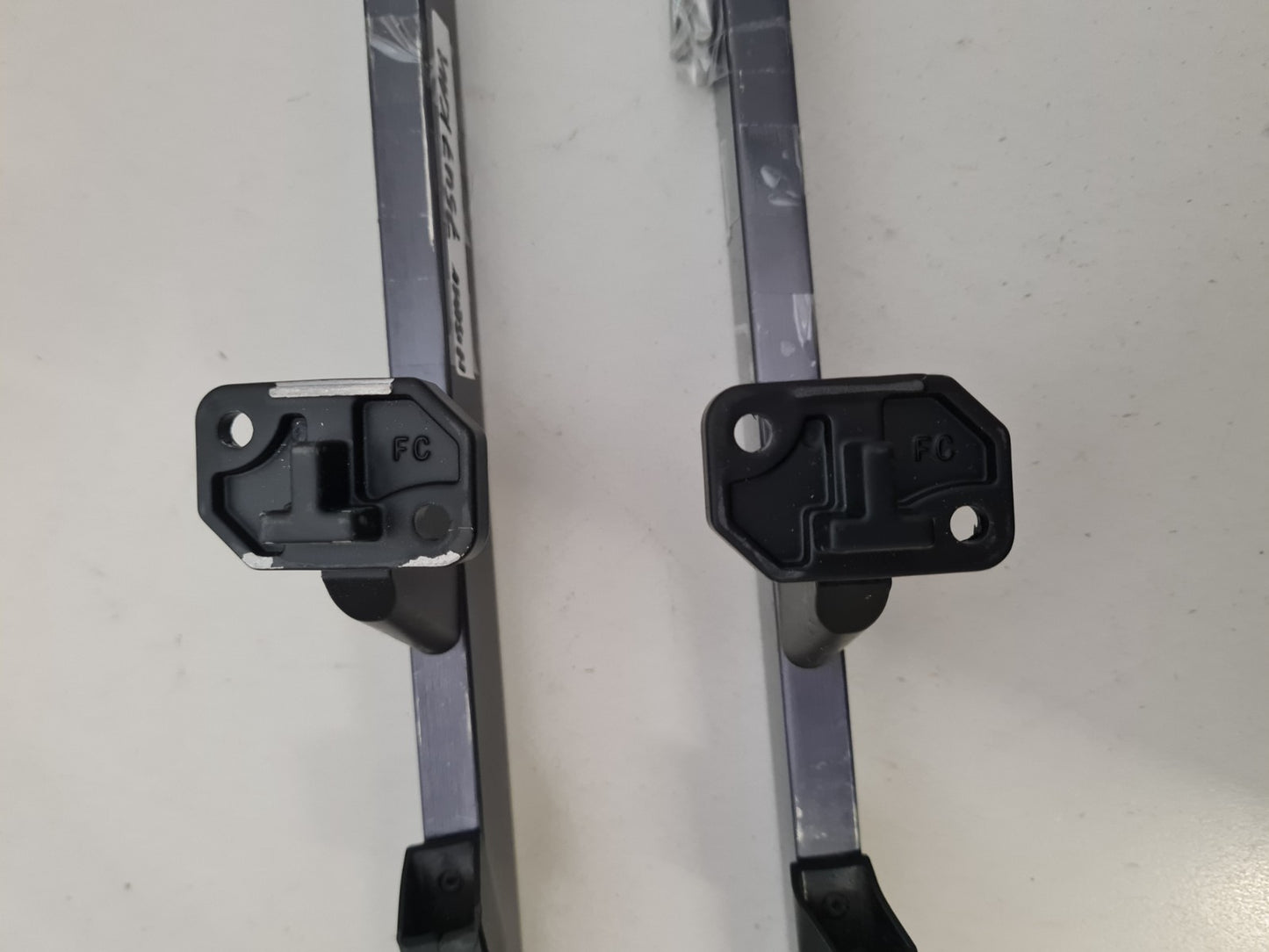 HISENSE 75U7KAU L&R FEET & SCREWS