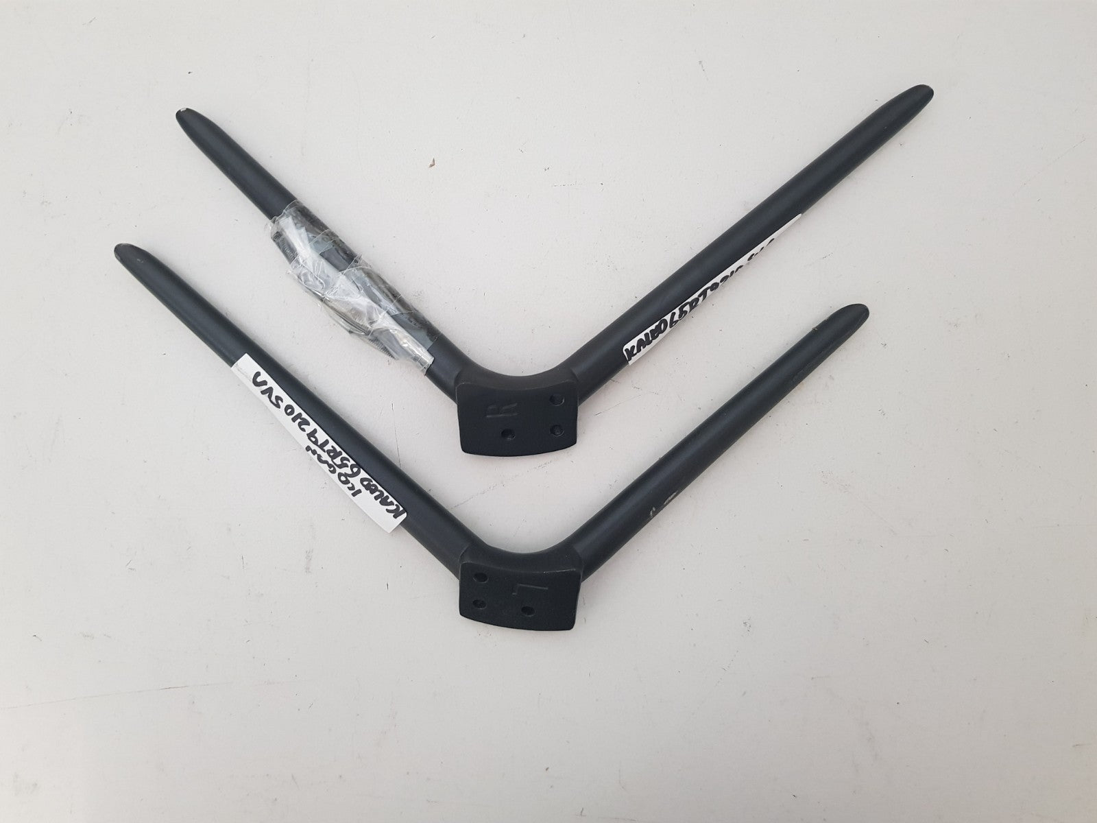 KOGAN KALED65RT9210SVA L&R FEET & SCREWS