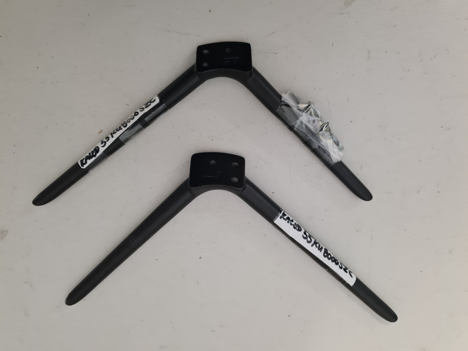 KOGAN KALED55KU8000SZC L&R FEET & SCREWS