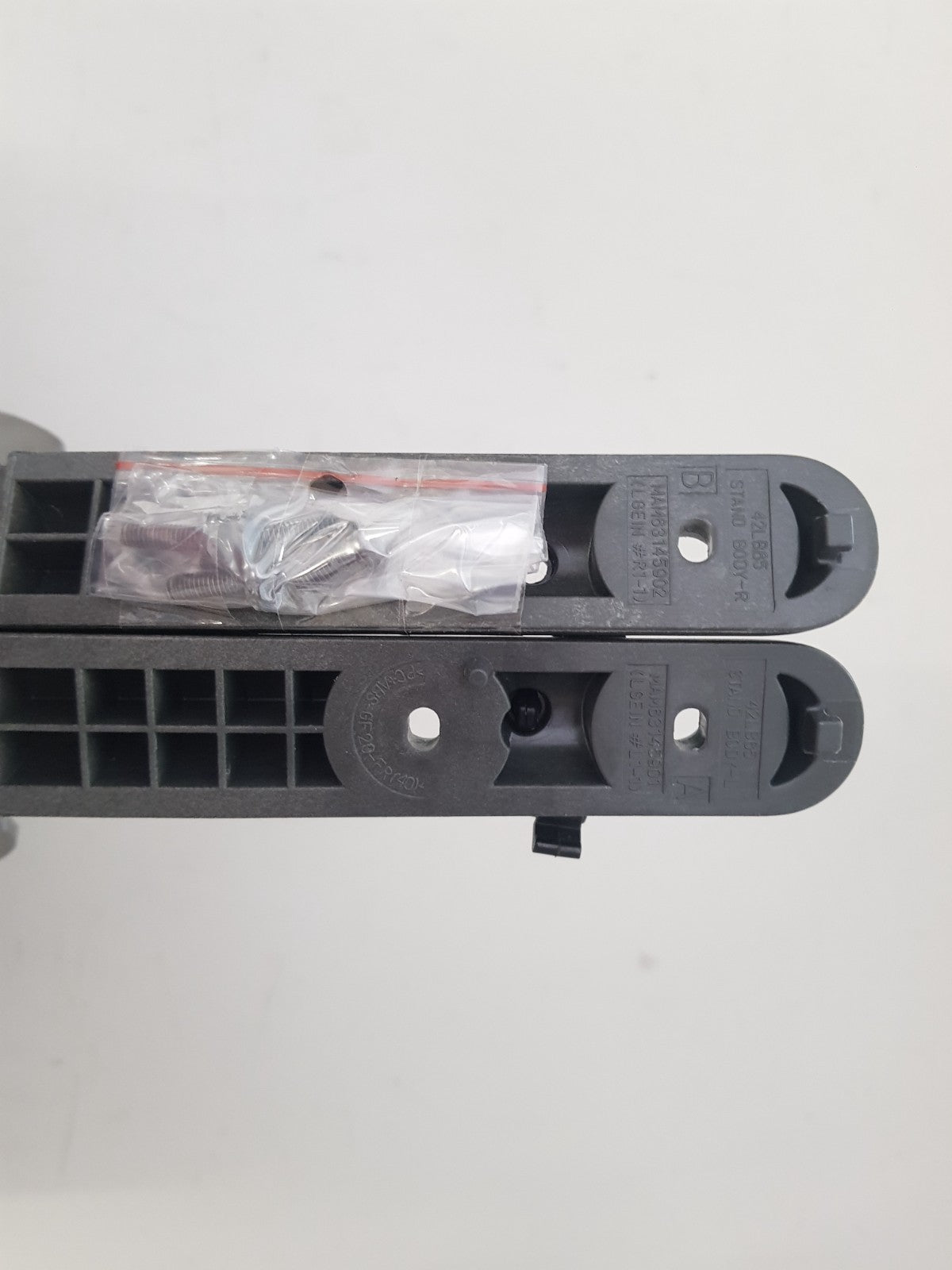 LG 42LB6500 L&R FEET & SCREWS