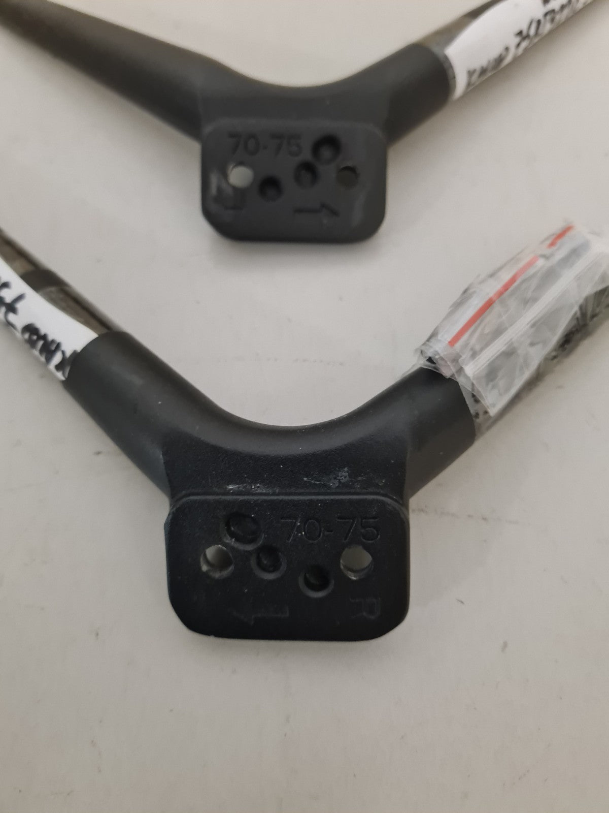 KOGAN KALED75RT9220SVA L&R FEET & SCREWS