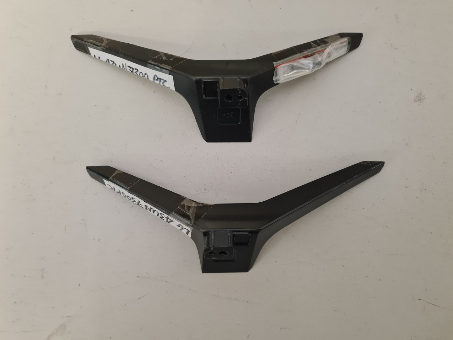 LG 43UN7300PTC L&R FEET & SCREWS