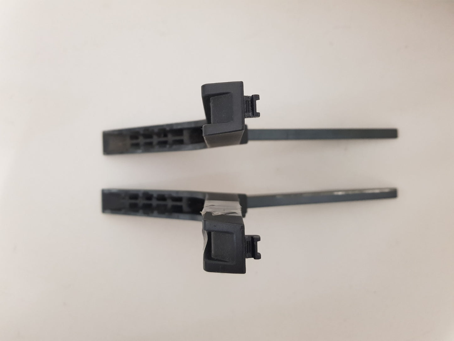 LG 65QNED85SQA L&R FEET & SCREWS